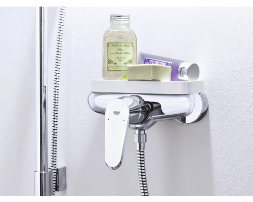 Duscharmatur mit Ablagefläche für Badutensilien und Grohe Logo.