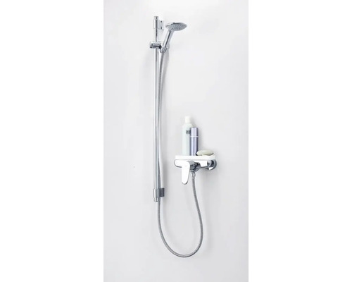 Duschset mit Duschkopf, Brausestange, Armatur und Ablage im Badezimmer