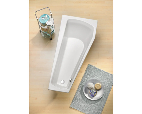 Aufnahme von oben einer Badewanne mit Badewannenablaufgarnitur und Badaccessoires auf dem Boden