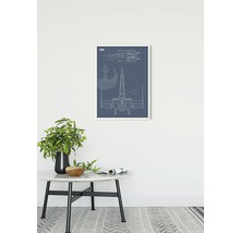 Gerahmter Bauplan eines Raumschiffs an der Wand über einem Beistelltisch.