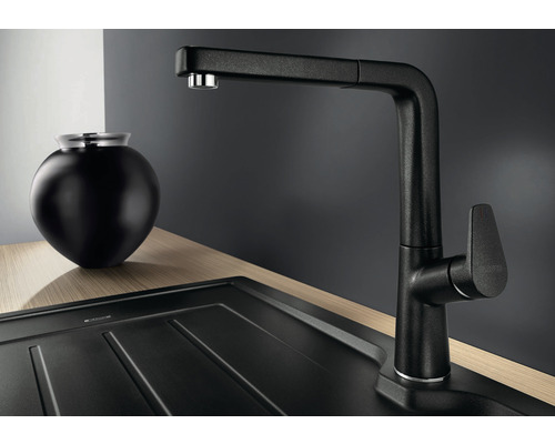 Schwarze Küchenarmatur mit ausziehbarer Brause neben Spüle und Dekoration