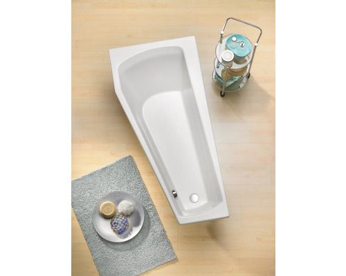 Aufnahme von oben einer Badewanne, eines Badvorlegers und eines Badwagens auf einem Holzboden.