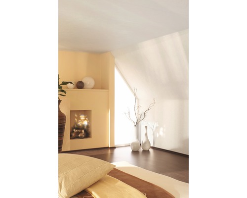 Helles Schlafzimmer mit Dachschräge, Dekorationselementen und Holzboden für ein gemütliches Wohnambiente.