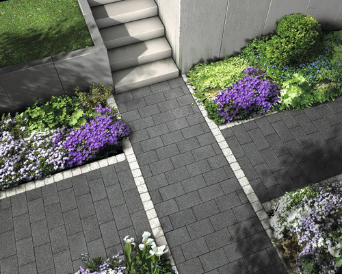 Gartenweg mit Pflastersteinen, Treppe und Bepflanzung