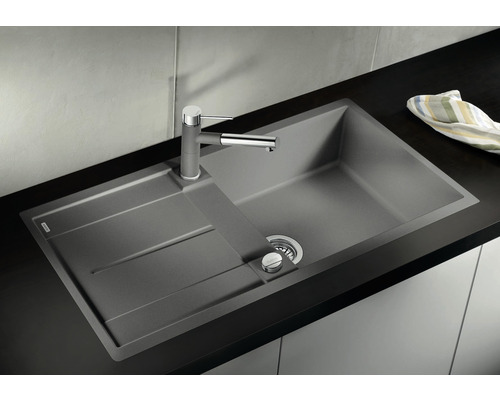 Spüle mit Abtropffläche und Wasserhahn