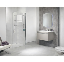 Helles Badezimmer mit Dusche, Waschtisch, Spiegel und Handtuchwärmer