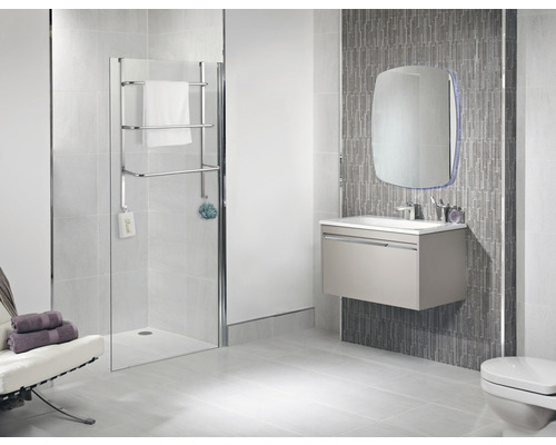 Helles Badezimmer mit Dusche, Waschtisch, Spiegel und Handtuchwärmer