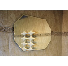 Achieckiger Spiegel mit Heizkörper im Badezimmer