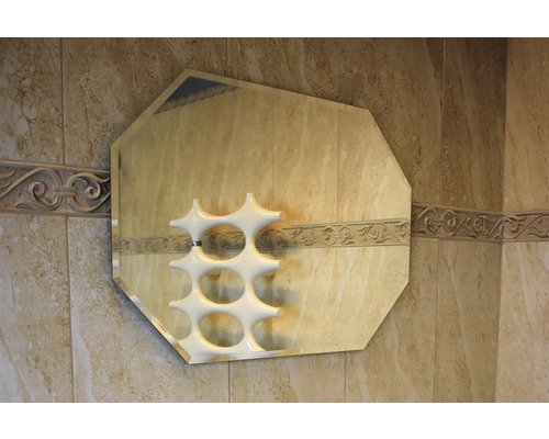 Achieckiger Spiegel mit Heizkörper im Badezimmer