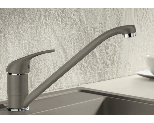 Küchenarmatur aus Metall mit hohem Auslauf