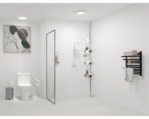 Helles Badezimmer mit Toilette, Duschabtrennung, Duschregal und Handtuchwärmer