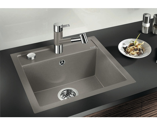 Spüle aus Granit mit Armatur auf einer Küchentheke