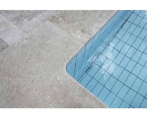 Detailansicht eines Pools mit Travertin-Umrandung