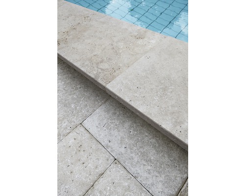 Nahaufnahme von Travertin Poolrandplatten