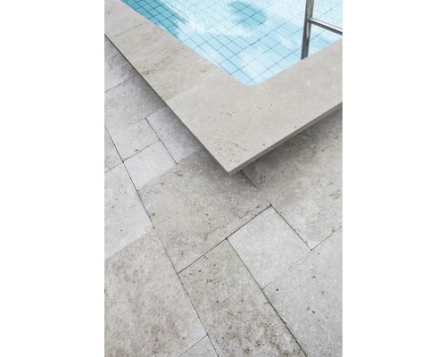 Detailansicht eines Pools mit Travertin Poolumrandung und Bodenplatten