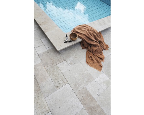 Szene mit Pool, Handtuch, Schale, Sonnenbrille und Duft