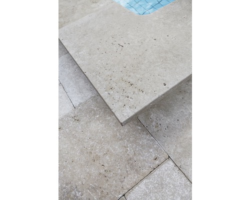 Nahaufnahme von Travertinplatten um einen Pool