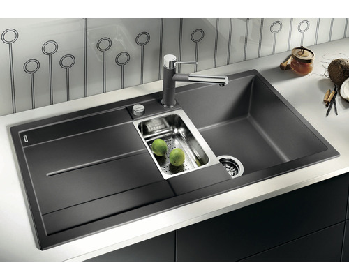 Spüle mit Abtropffläche, Becken und Armatur in einer modernen Küche