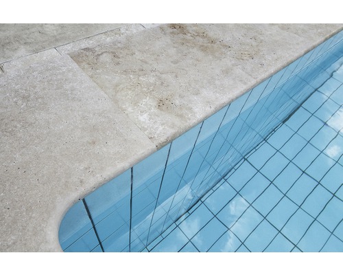 Detailansicht von Poolrandsteinen aus Naturstein