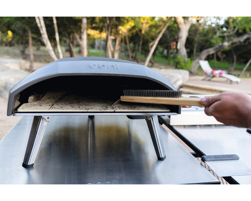 Ooni Pizzaofen mit Reinigungsbürste