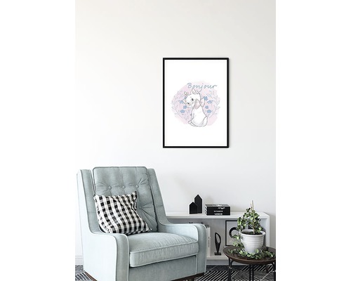 Dekorativer Kunstdruck mit Katzenmotiv im Rahmen an einer Wand über einem Sessel