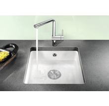 Spüle mit Wasserhahn und laufendem Wasser