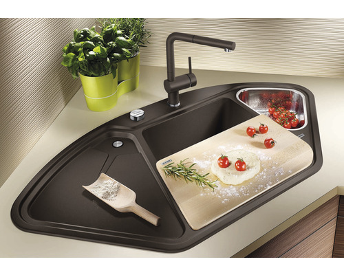 Eckspüle mit Armatur, Schneidebrett, Kirschtomaten und Kräutern