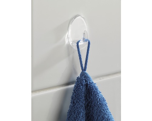 Transparenter Haken mit blauem Handtuch an einer Wand