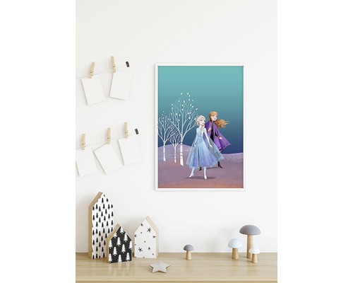 Gerahmtes Frozen Poster mit Elsa und Anna im Kinderzimmer