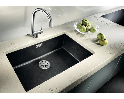 Spültisch mit Wasserhahn und Apfel