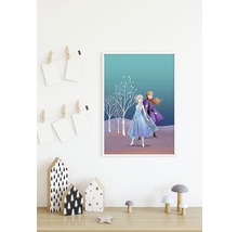 Gerahmtes Poster mit den Eiskönigin Figuren Elsa und Anna im Kinderzimmer.