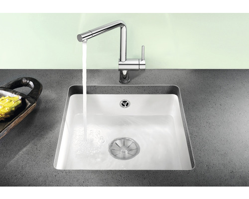 Spültisch mit Wasserhahn und laufendem Wasser