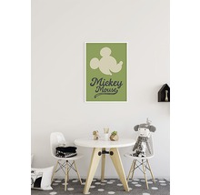Kinderzimmer mit Tisch, Stühlen und einem gerahmten Mickey Maus-Poster an der Wand
