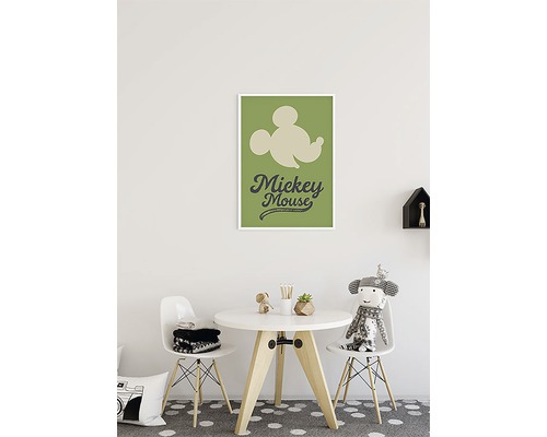Kinderzimmer mit Tisch, Stühlen und einem gerahmten Mickey Maus-Poster an der Wand
