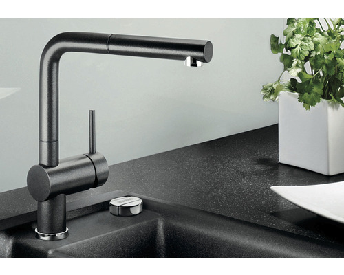 Küchenarmatur mit Ausziehbrause auf einer Arbeitsplatte