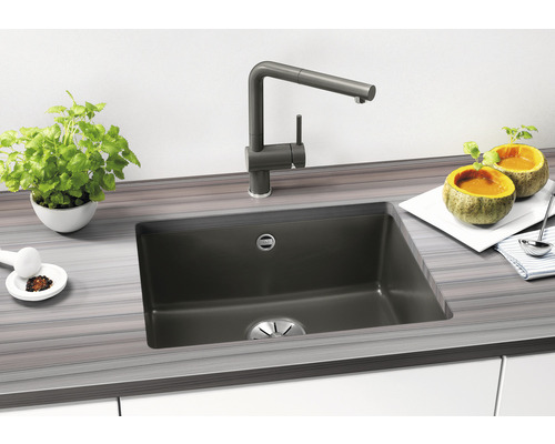 Spültisch mit Armatur auf Küchentheke