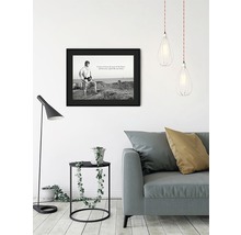 Wohnzimmer mit Sofa, Beistelltisch, Stehlampe, Pendelleuchten und gerahmtem Star Wars-Poster