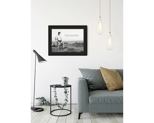 Wohnzimmer mit Sofa, Beistelltisch, Stehlampe, Pendelleuchten und gerahmtem Star Wars-Poster