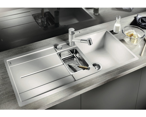 Spültisch mit Abtropffläche, Armatur und Zubehör im Küchenambiente