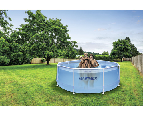 Familie im Marimex Frame Pool im Garten.
