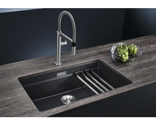 Spüle mit Abtropfgestell und Armatur auf einer Arbeitsplatte