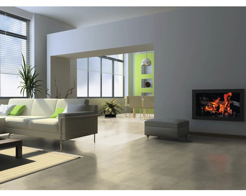 Helles Wohnzimmer mit Sofa, Zimmerpflanzen, Esstisch und Kamin.