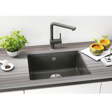 Spüle aus Verbundwerkstoff mit Wasserhahn auf einer Küchentheke