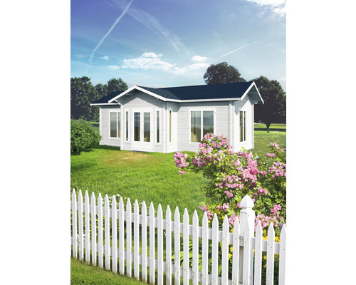 Gartenhaus Palmako Anna 26,8 m² inkl. Fußboden 904 x 560 cm natur Garten Szene mit einem hellen Holzgartenhaus, umgeben von Rasen, Blumen und einem weißen Lattenzaun.