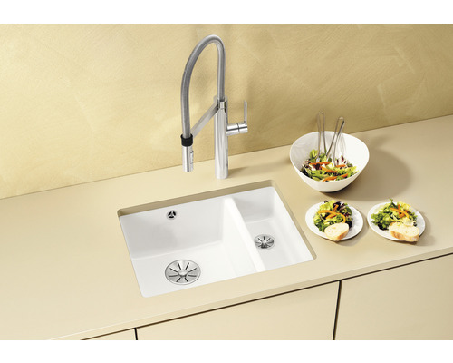 Küchenszene mit Spüle, Armatur und Salat