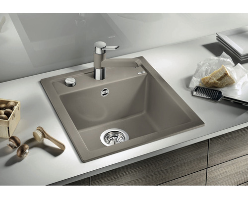 Spüle mit Armatur in einer hellen Küche