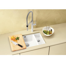 Spültisch mit Armatur, Schneidebrett, Messer und Salatschüssel