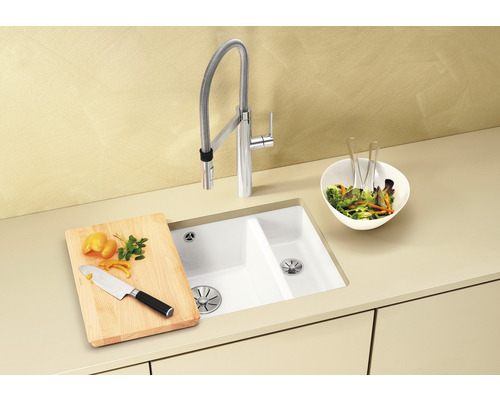 Spültisch mit Armatur, Schneidebrett, Messer und Salatschüssel