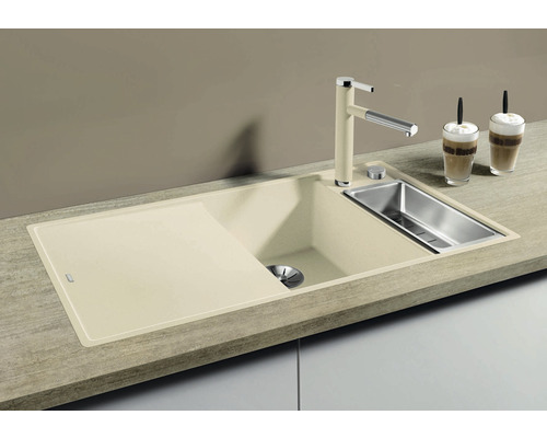 Beige Küchenspüle mit Abtropffläche, Spülbecken und passender Armatur.