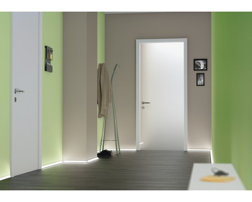 Flur mit zwei Innentüren, Garderobe und LED-Beleuchtung